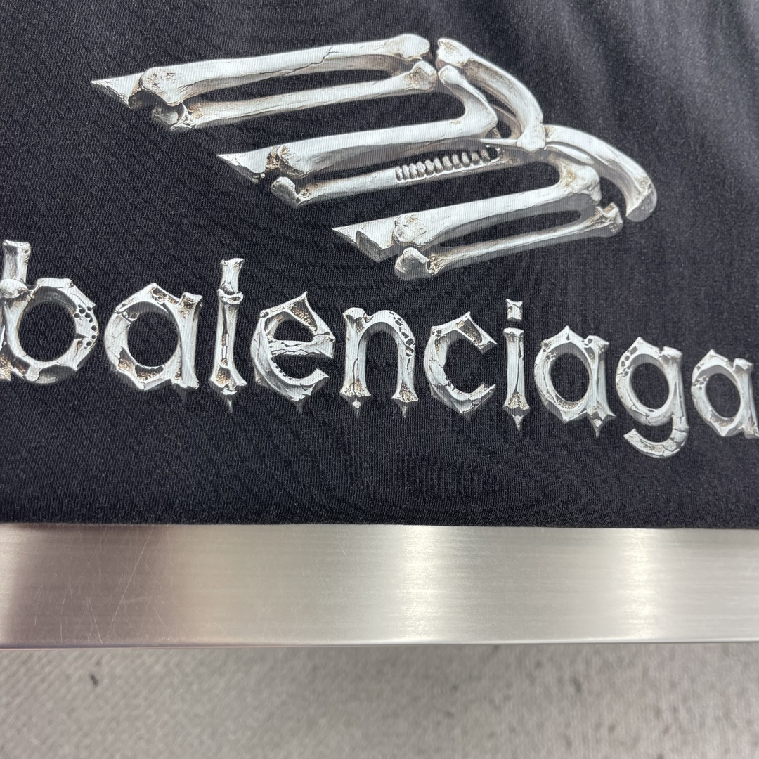 -Balenciag 字母印花细节休闲长T 纯棉超软手感,上身舒适 复古做旧洗水色😍 搭配立体剪裁反面设计 小骨 -Balenciag 字母印花细节休闲长T 纯棉超软手感,上身舒适 复古做旧洗水色😍 搭配立体剪裁反面设计 小骨