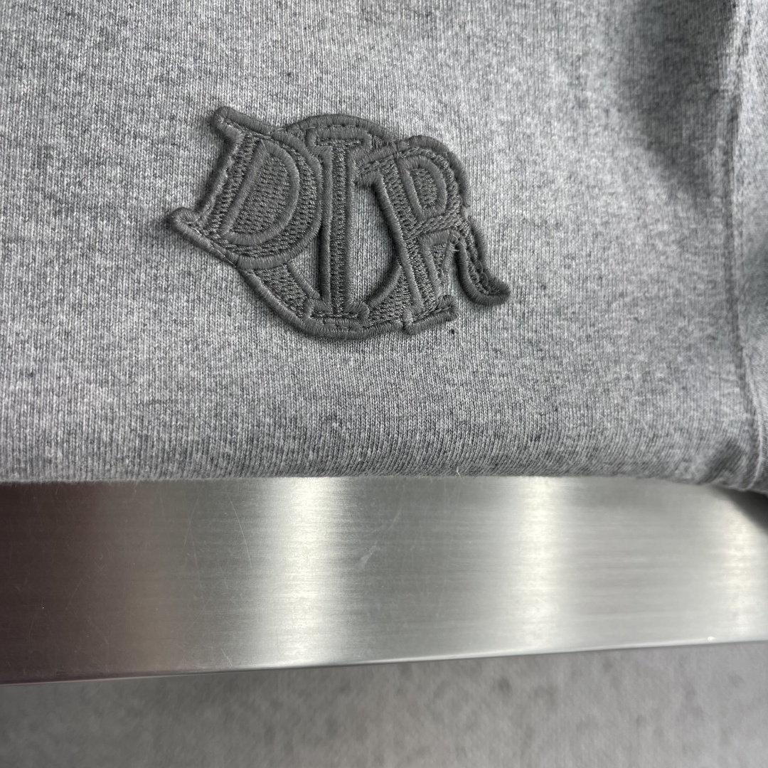 -Dio    字母logo亨利领长袖T恤 纯棉材质亨利领长T 高级灰色搭配同色刺绣系logo 微阔版型嗷 男女同款 码