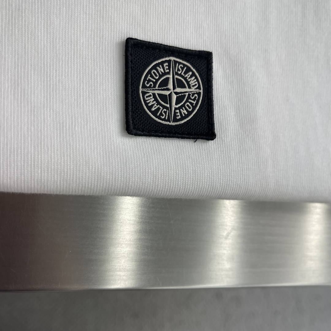 -Stone Island     贴布罗盘logo休闲短T 纯棉高克重材质 面料柔软，上身舒适吖 微阔版型搭配经典刺绣
