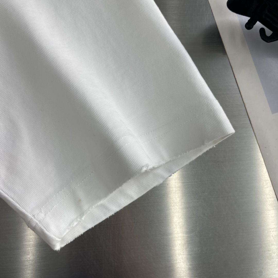 -Stone Island     贴布罗盘logo休闲短T 纯棉高克重材质 面料柔软，上身舒适吖 微阔版型搭配经典刺绣