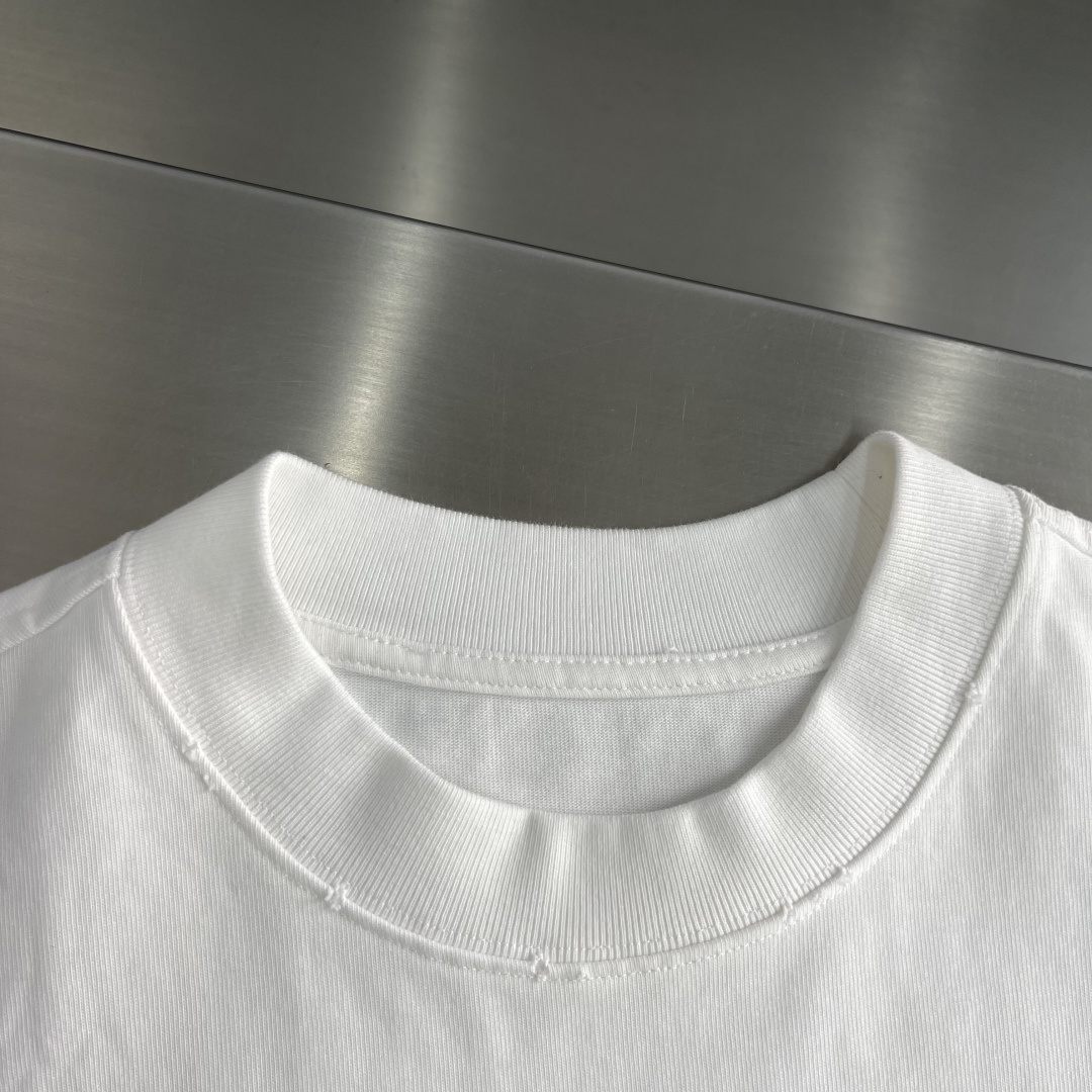 -Stone Island     贴布罗盘logo休闲短T 纯棉高克重材质 面料柔软，上身舒适吖 微阔版型搭配经典刺绣