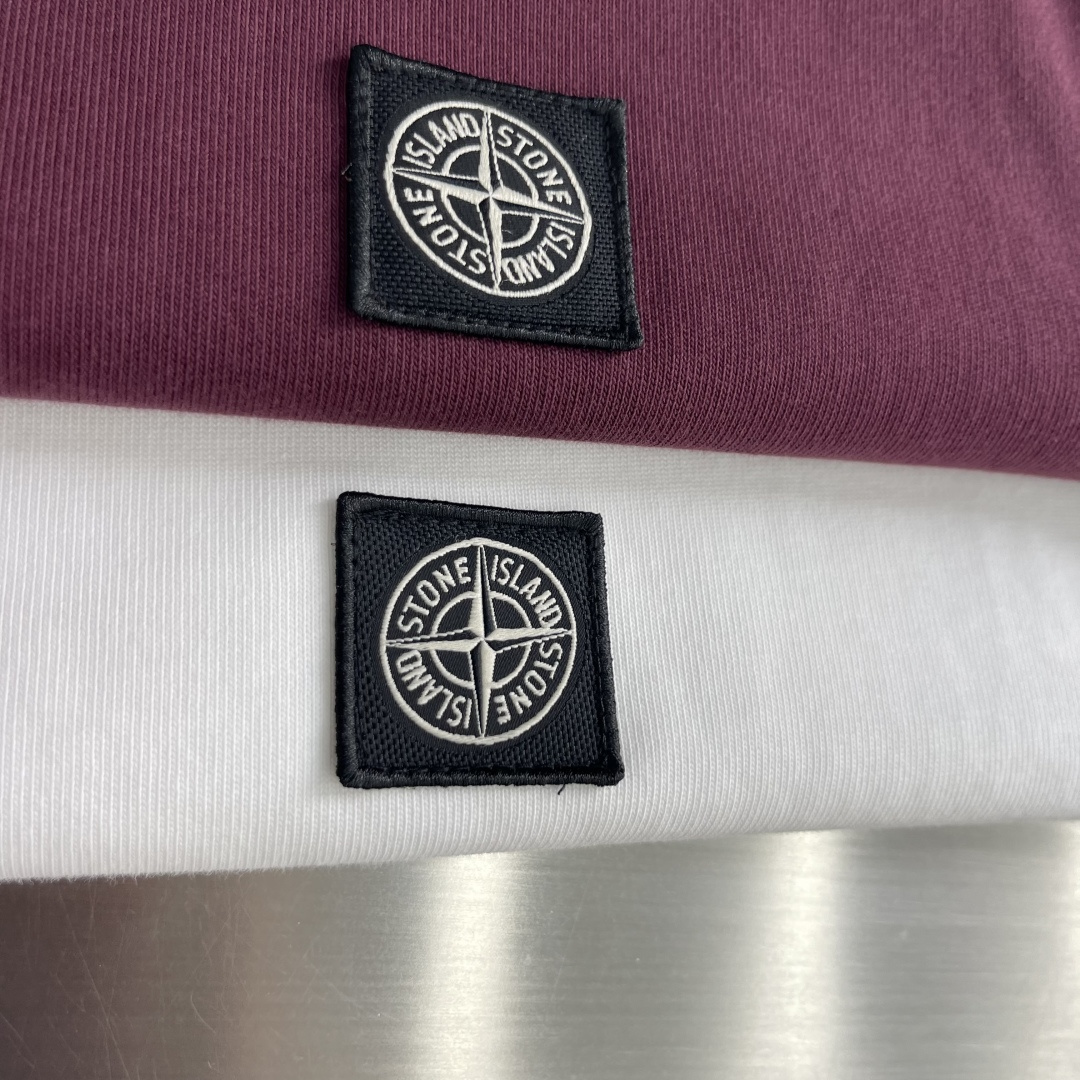 -Stone Island     贴布罗盘logo休闲短T 纯棉高克重材质 面料柔软，上身舒适吖 微阔版型搭配经典刺绣