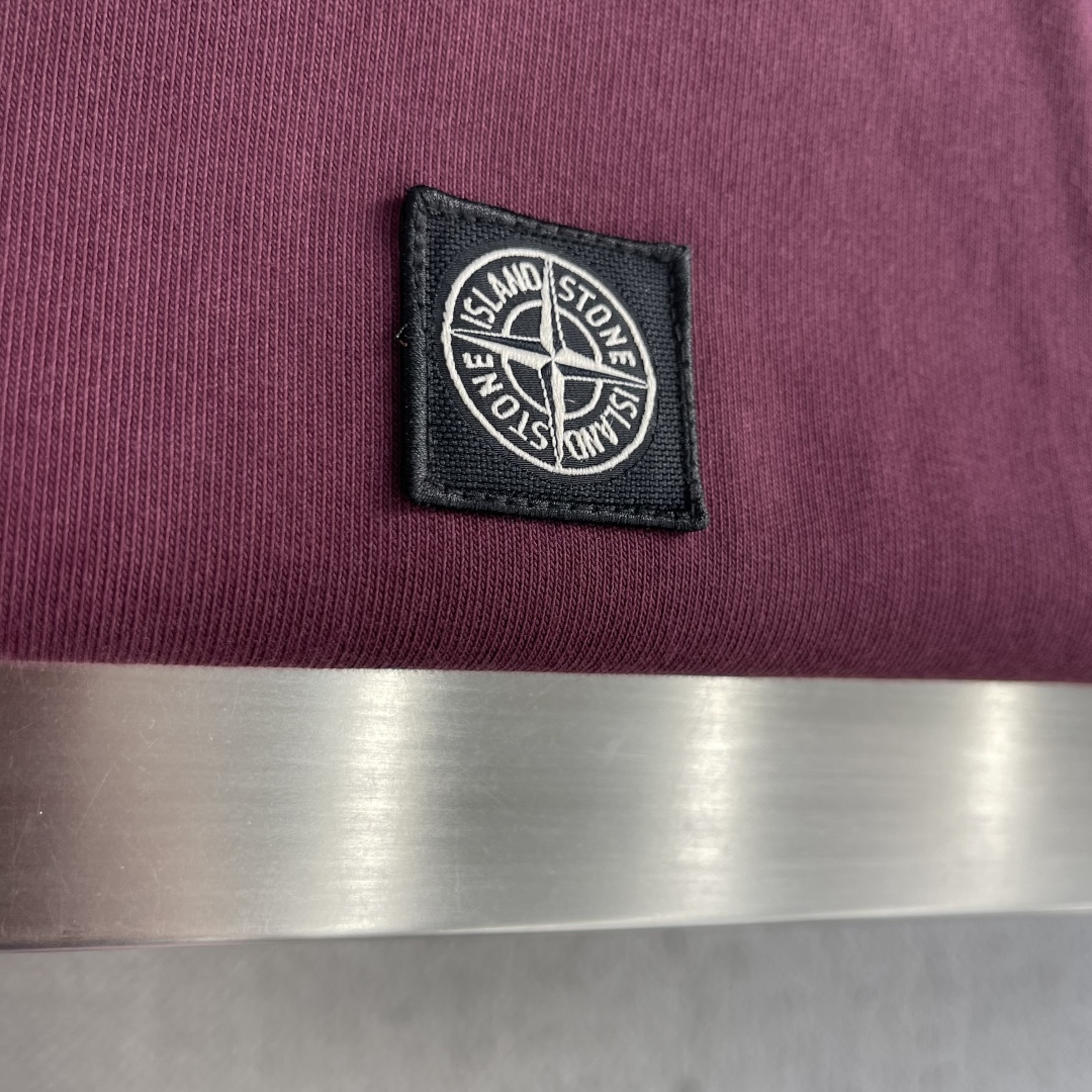 -Stone Island     贴布罗盘logo休闲短T 纯棉高克重材质 面料柔软，上身舒适吖 微阔版型搭配经典刺绣