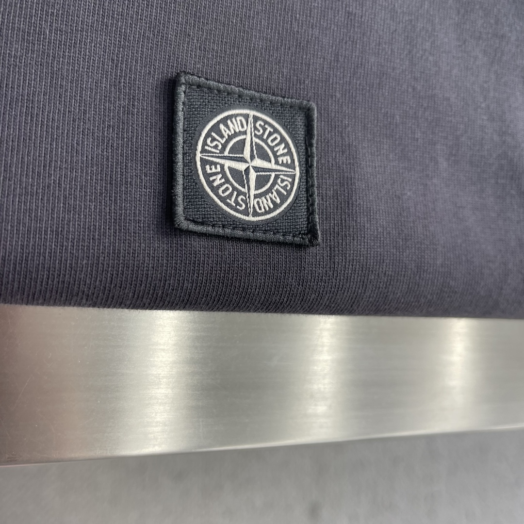 -Stone Island     贴布罗盘logo休闲短T 纯棉高克重材质 面料柔软，上身舒适吖 微阔版型搭配经典刺绣