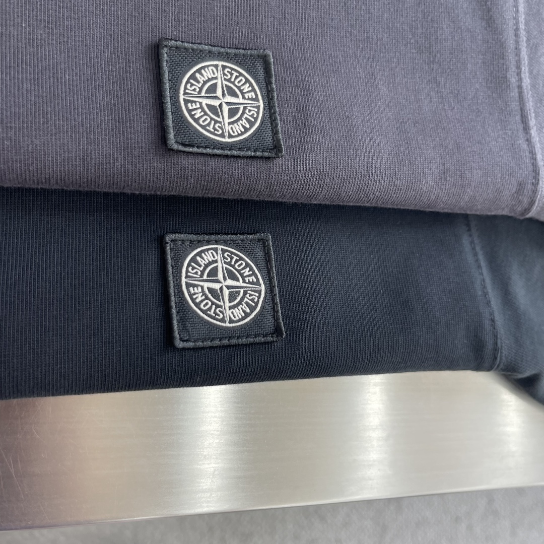 -Stone Island     贴布罗盘logo休闲短T 纯棉高克重材质 面料柔软，上身舒适吖 微阔版型搭配经典刺绣