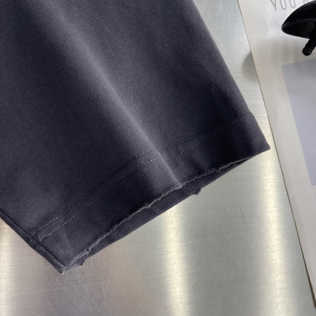 -Stone Island     贴布罗盘logo休闲短T 纯棉高克重材质 面料柔软，上身舒适吖 微阔版型搭配经典刺绣