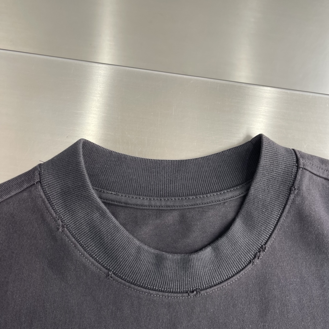 -Stone Island     贴布罗盘logo休闲短T 纯棉高克重材质 面料柔软，上身舒适吖 微阔版型搭配经典刺绣