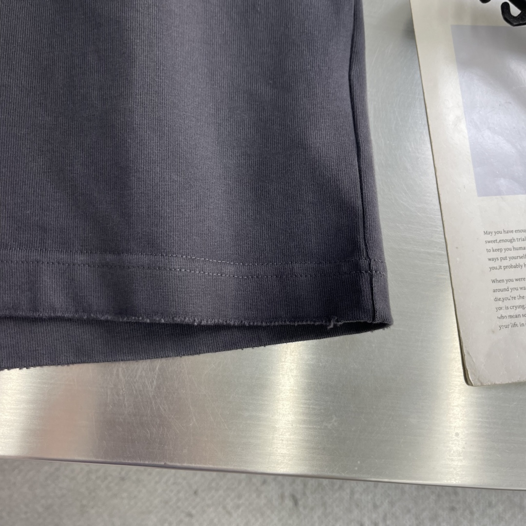 -Stone Island     贴布罗盘logo休闲短T 纯棉高克重材质 面料柔软，上身舒适吖 微阔版型搭配经典刺绣