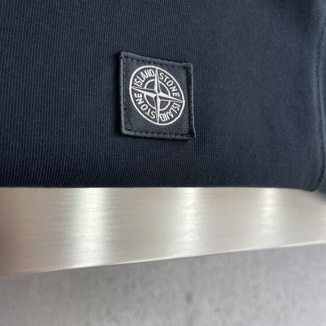 -Stone Island     贴布罗盘logo休闲短T 纯棉高克重材质 面料柔软，上身舒适吖 微阔版型搭配经典刺绣