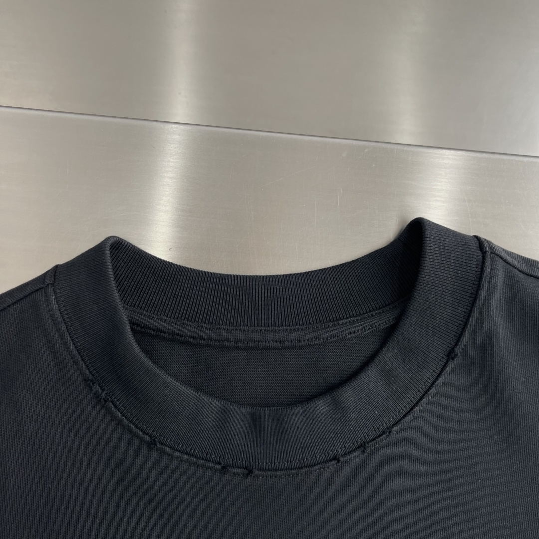 -Stone Island     贴布罗盘logo休闲短T 纯棉高克重材质 面料柔软，上身舒适吖 微阔版型搭配经典刺绣
