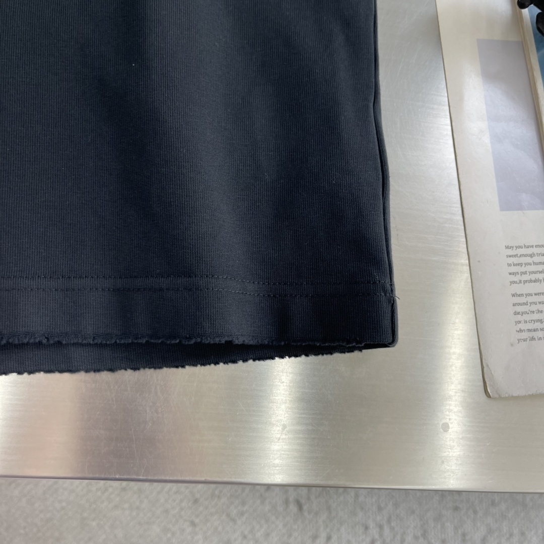 -Stone Island     贴布罗盘logo休闲短T 纯棉高克重材质 面料柔软，上身舒适吖 微阔版型搭配经典刺绣
