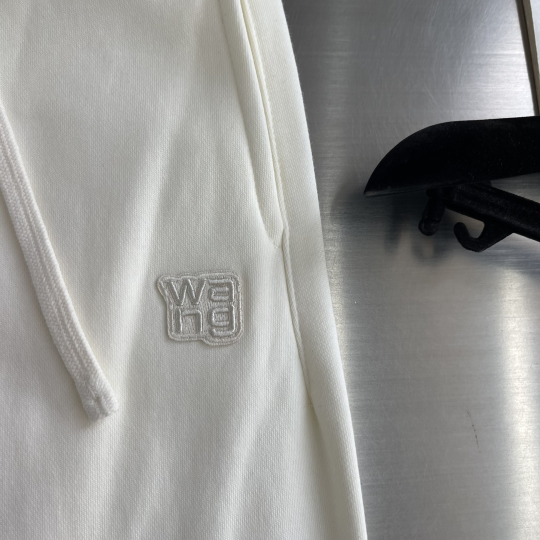 -Alexander wang     绣花徽标细节休闲长裤 纯棉材质，毛圈嗷 手感柔软，上身舒适 微微阔版型🥰 码数：