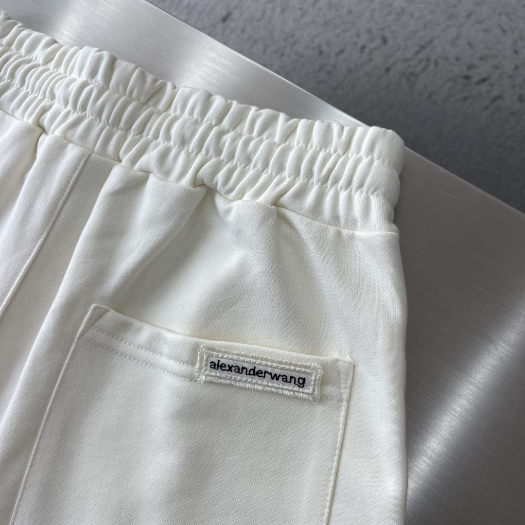 -Alexander wang     绣花徽标细节休闲长裤 纯棉材质，毛圈嗷 手感柔软，上身舒适 微微阔版型🥰 码数：