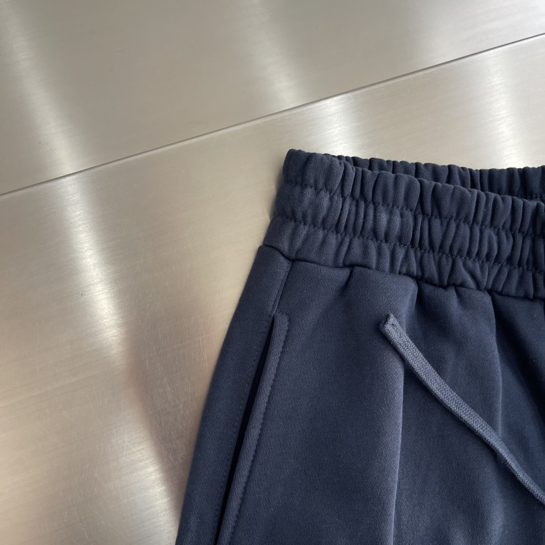 -Alexander wang     绣花徽标细节休闲长裤 纯棉材质，毛圈嗷 手感柔软，上身舒适 微微阔版型🥰 码数：