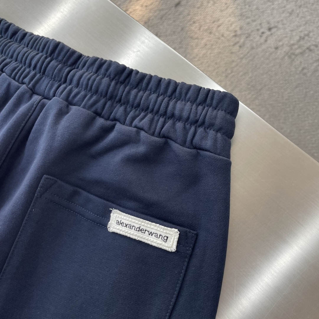 -Alexander wang     绣花徽标细节休闲长裤 纯棉材质，毛圈嗷 手感柔软，上身舒适 微微阔版型🥰 码数：