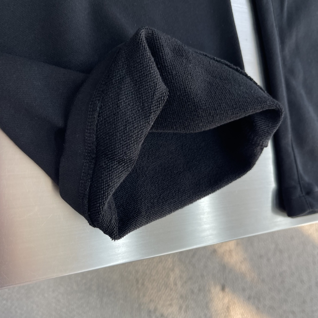 -Alexander wang     绣花徽标细节休闲长裤 纯棉材质，毛圈嗷 手感柔软，上身舒适 微微阔版型🥰 码数：