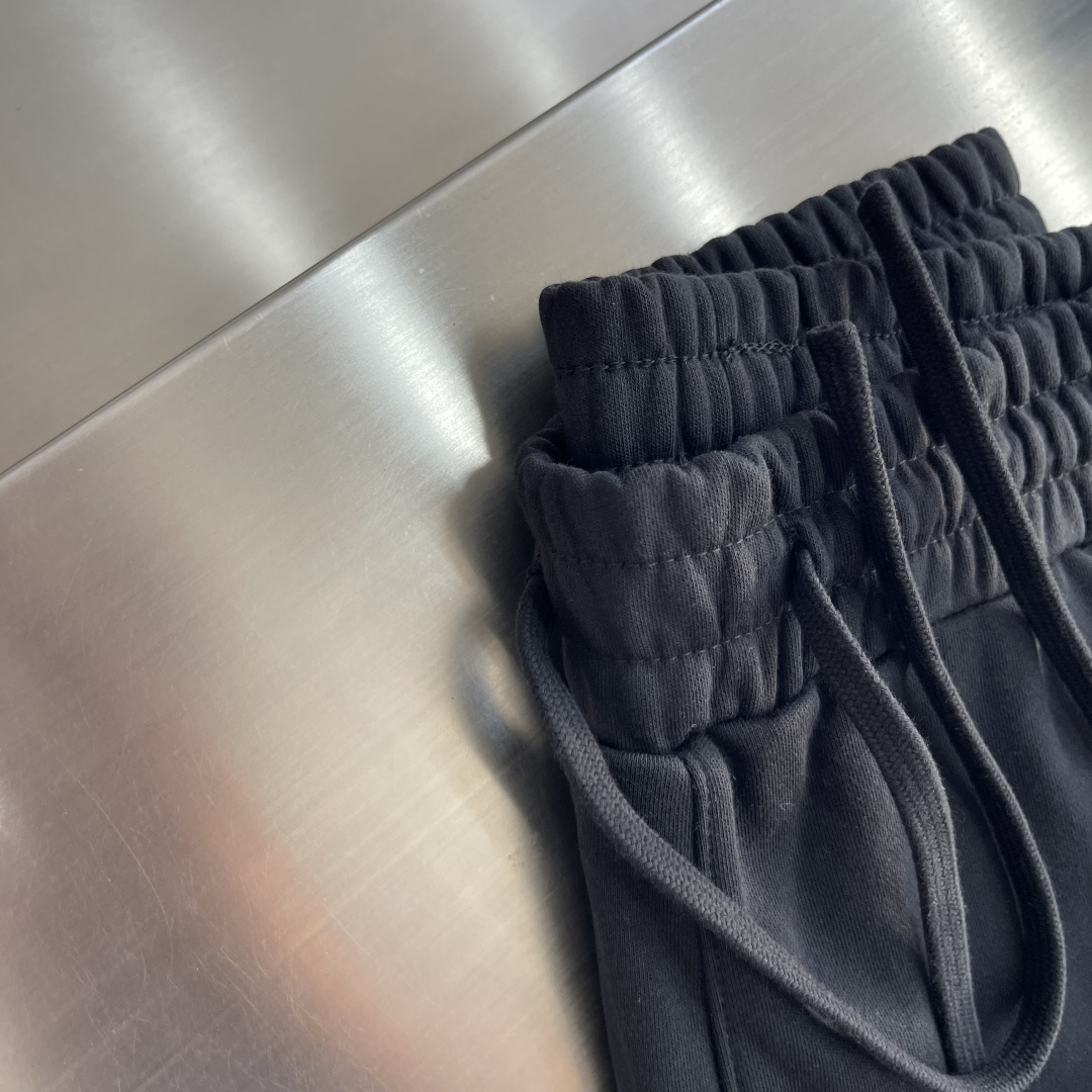 -Alexander wang     绣花徽标细节休闲长裤 纯棉材质，毛圈嗷 手感柔软，上身舒适 微微阔版型🥰 码数：