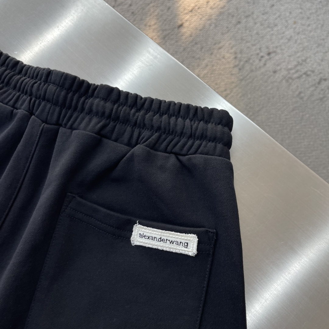 -Alexander wang     绣花徽标细节休闲长裤 纯棉材质，毛圈嗷 手感柔软，上身舒适 微微阔版型🥰 码数：