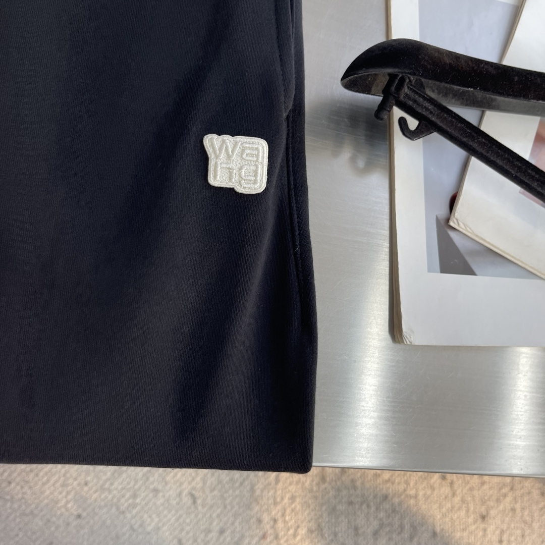 -Alexander wang     绣花徽标细节休闲长裤 纯棉材质，毛圈嗷 手感柔软，上身舒适 微微阔版型🥰 码数：