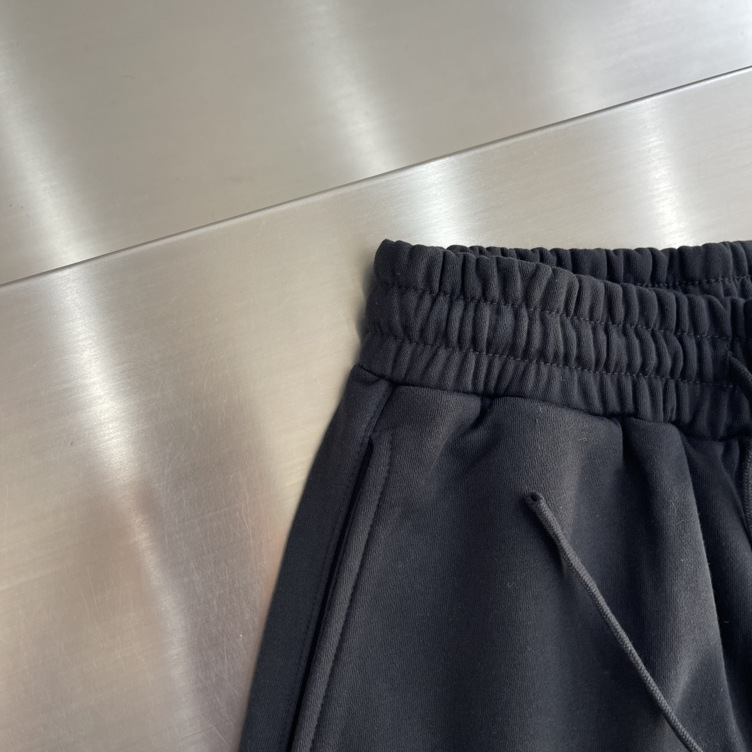 -Alexander wang     绣花徽标细节休闲长裤 纯棉材质，毛圈嗷 手感柔软，上身舒适 微微阔版型🥰 码数：