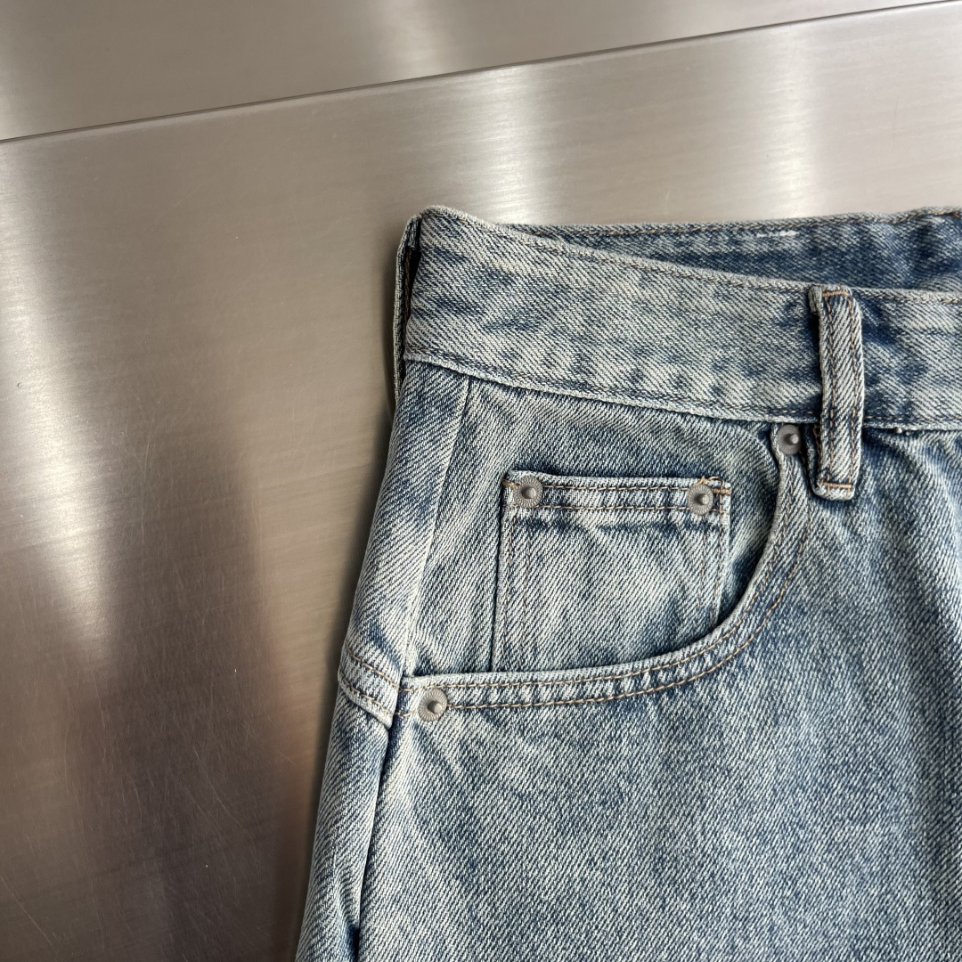 -Balenciag     印花logo元素牛仔裤👖 丹宁布洗水，怀旧色 搭配克莱因蓝的字母logo 这个弯刀牛仔裤绝