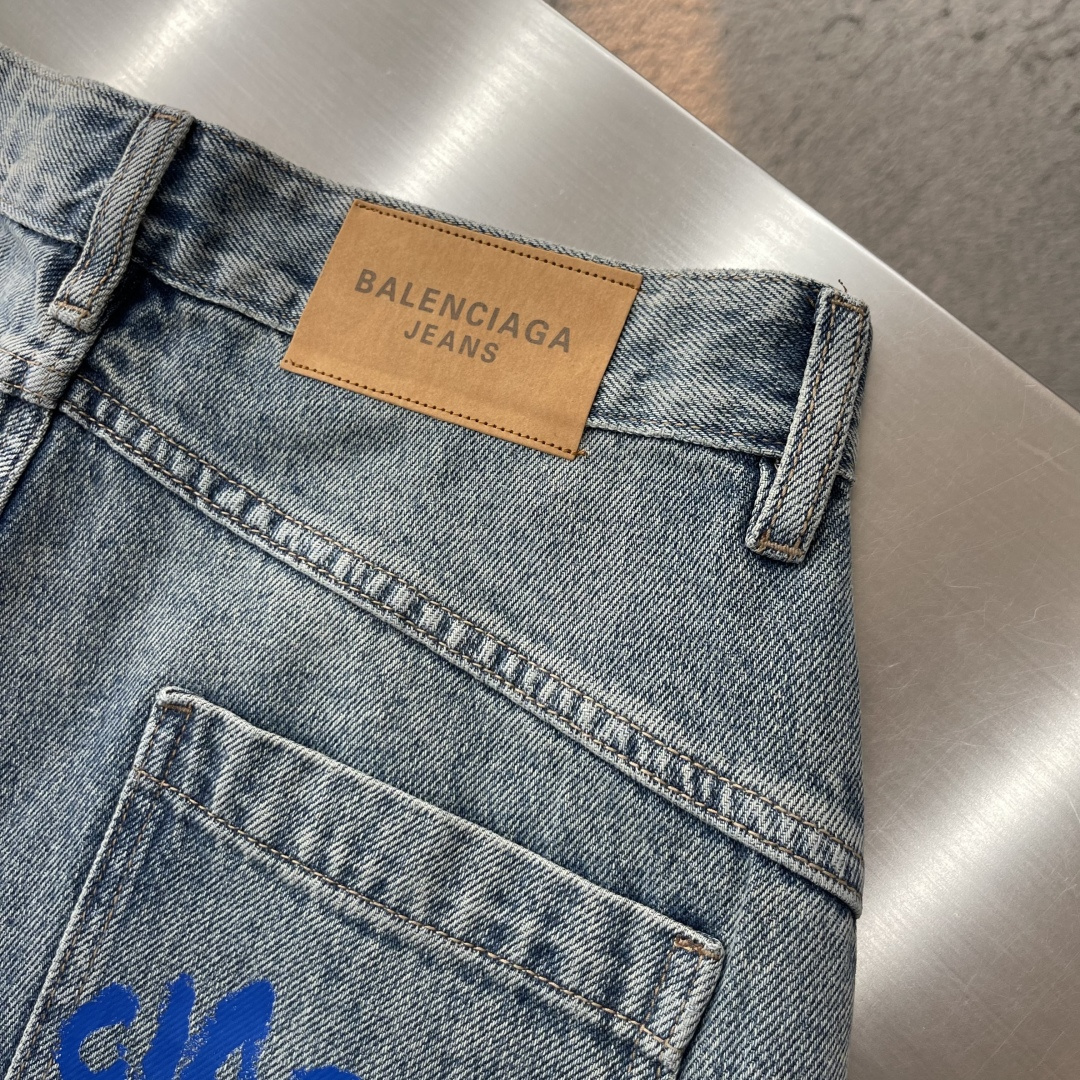 -Balenciag     印花logo元素牛仔裤👖 丹宁布洗水，怀旧色 搭配克莱因蓝的字母logo 这个弯刀牛仔裤绝