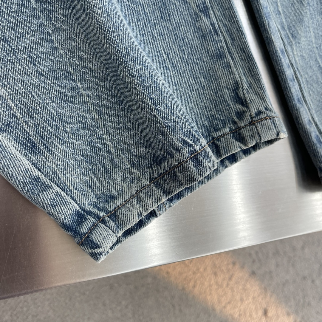 -Balenciag     印花logo元素牛仔裤👖 丹宁布洗水，怀旧色 搭配克莱因蓝的字母logo 这个弯刀牛仔裤绝