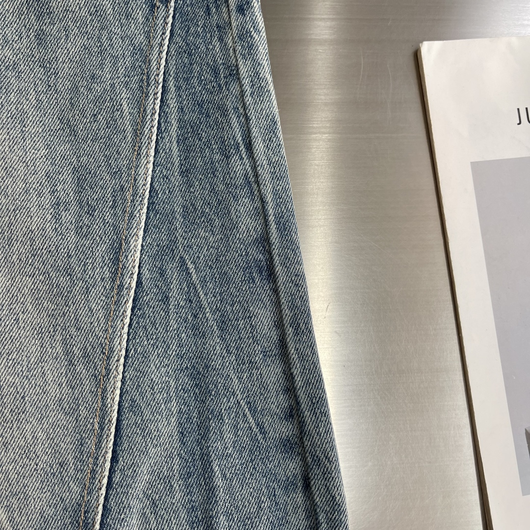 -Balenciag     印花logo元素牛仔裤👖 丹宁布洗水，怀旧色 搭配克莱因蓝的字母logo 这个弯刀牛仔裤绝