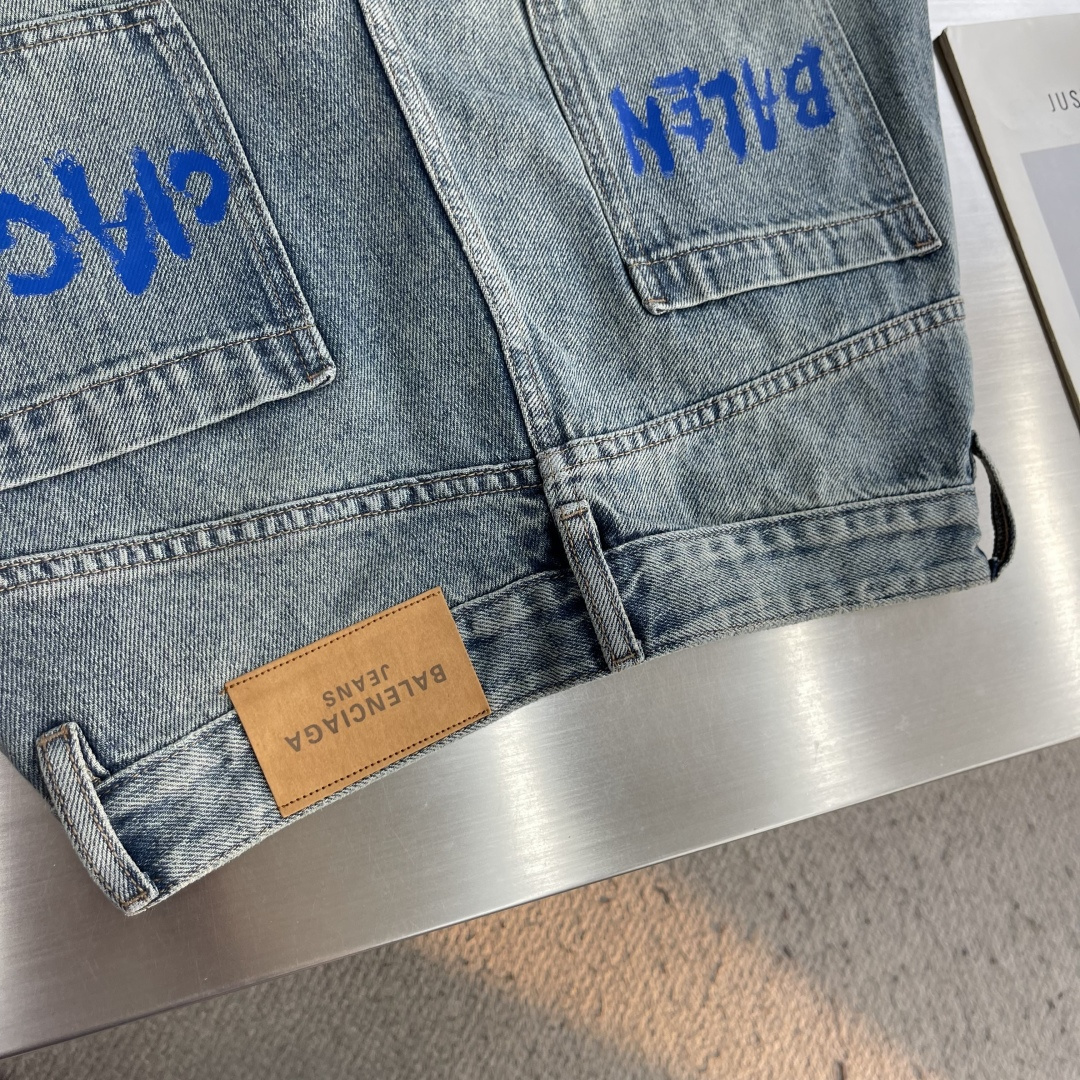 -Balenciag     印花logo元素牛仔裤👖 丹宁布洗水，怀旧色 搭配克莱因蓝的字母logo 这个弯刀牛仔裤绝