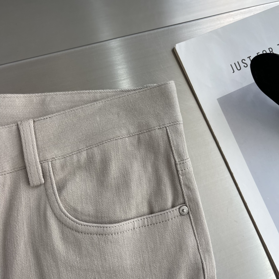 -Loro Piana 2026秋冬官网新款男士休闲长裤,高密斜纹面料,触感细腻挺括,抗皱易打理。经典五袋裤型, -Loro Piana 2026秋冬官网新款男士休闲长裤,高密斜纹面料,触感细腻挺括,抗皱易打理。经典五袋裤型,