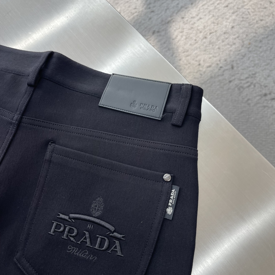 -PRAD 2026秋冬官网新款男士休闲长裤 高密斜纹面料,触感细腻挺括,抗皱易打理。经典五袋裤型,前袋金属三角 -PRAD 2026秋冬官网新款男士休闲长裤 高密斜纹面料,触感细腻挺括,抗皱易打理。经典五袋裤型,前袋金属三角