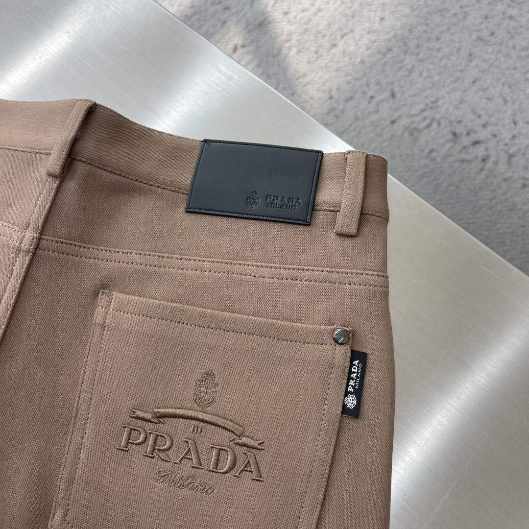 -PRAD 2026秋冬官网新款男士休闲长裤 高密斜纹面料,触感细腻挺括,抗皱易打理。经典五袋裤型,前袋金属三角 -PRAD 2026秋冬官网新款男士休闲长裤 高密斜纹面料,触感细腻挺括,抗皱易打理。经典五袋裤型,前袋金属三角