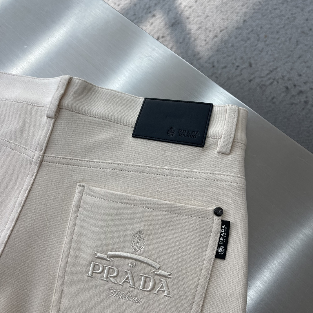 -PRAD 2026秋冬官网新款男士休闲长裤 高密斜纹面料,触感细腻挺括,抗皱易打理。经典五袋裤型,前袋金属三角 -PRAD 2026秋冬官网新款男士休闲长裤 高密斜纹面料,触感细腻挺括,抗皱易打理。经典五袋裤型,前袋金属三角