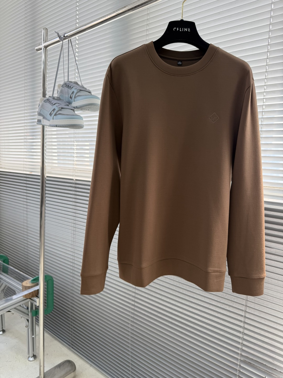 -Loro Piana   圆领卫衣 · 核心细节 这件棕色卫衣，完美体现了 Loro Piana 作为“老钱风”代表的