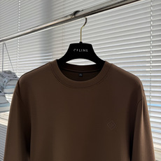 -Loro Piana 圆领卫衣 · 核心细节 这件棕色卫衣,完美体现了 Loro Piana 作为“老钱风”代表的 -Loro Piana 圆领卫衣 · 核心细节 这件棕色卫衣,完美体现了 Loro Piana 作为“老钱风”代表的