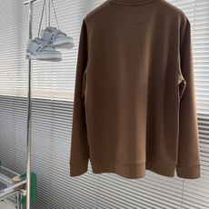 -Loro Piana 圆领卫衣 · 核心细节 这件棕色卫衣,完美体现了 Loro Piana 作为“老钱风”代表的 -Loro Piana 圆领卫衣 · 核心细节 这件棕色卫衣,完美体现了 Loro Piana 作为“老钱风”代表的