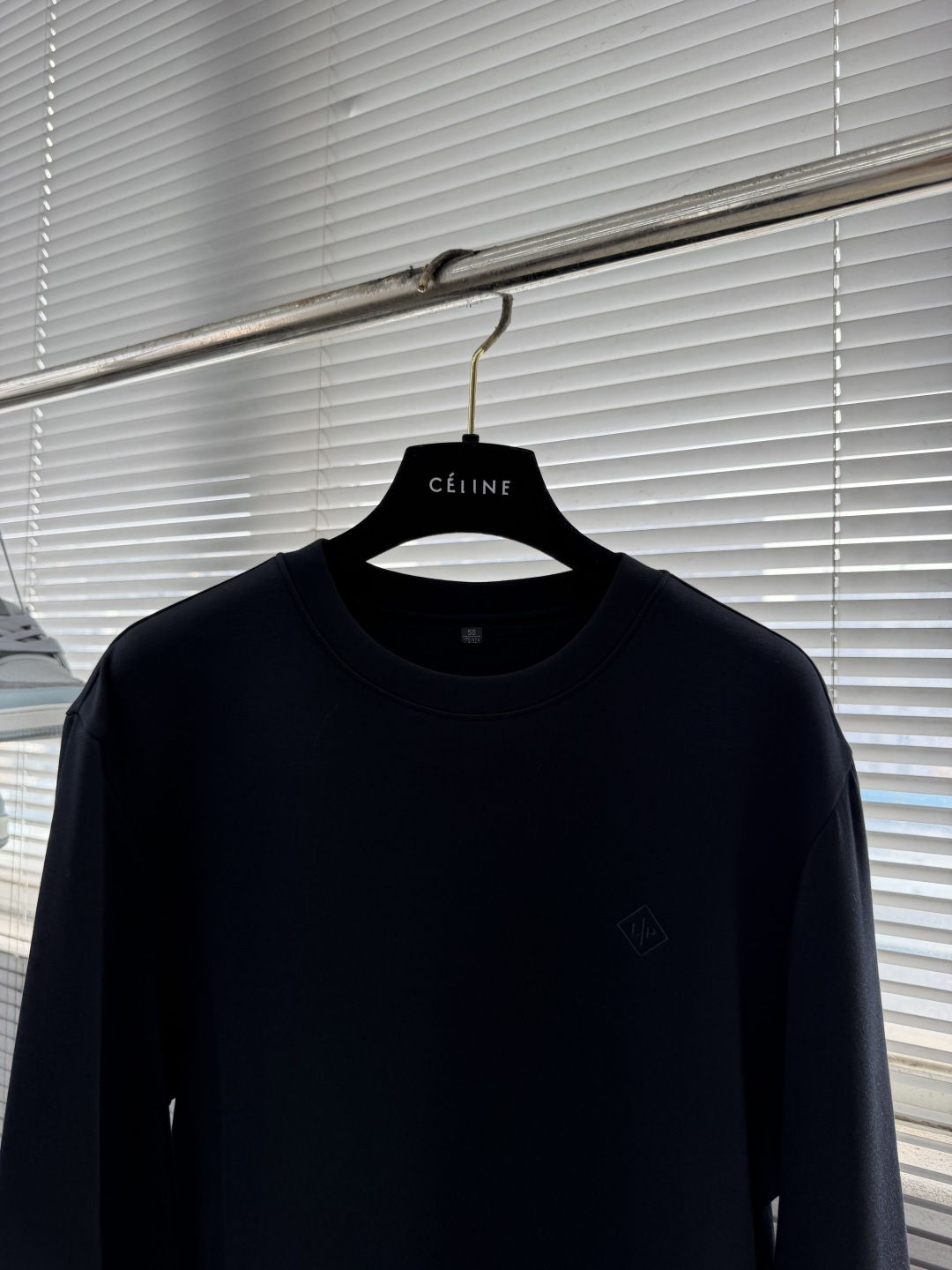 -Loro Piana   圆领卫衣 · 核心细节 这件藏青色卫衣，完美体现了 Loro Piana 作为“老钱风”代表