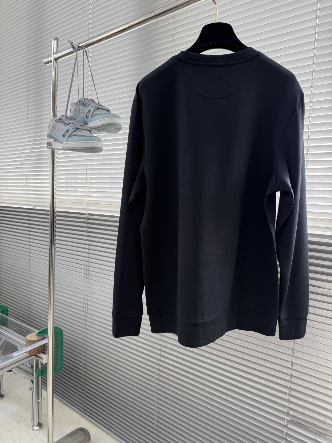 -Loro Piana   圆领卫衣 · 核心细节 这件藏青色卫衣，完美体现了 Loro Piana 作为“老钱风”代表