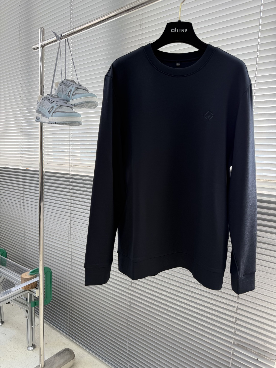 -Loro Piana   圆领卫衣 · 核心细节 这件藏青色卫衣，完美体现了 Loro Piana 作为“老钱风”代表