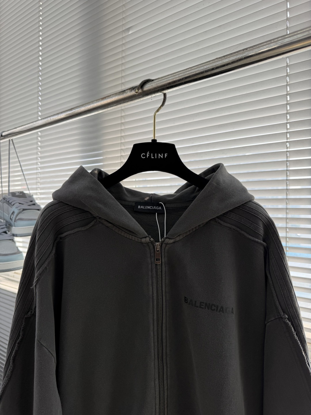 -Balenciag    后背多标印花细节拉链帽衫 复古做旧洗水 纯棉高克重材质 大毛圈材质，手感柔软 质感十足，细节