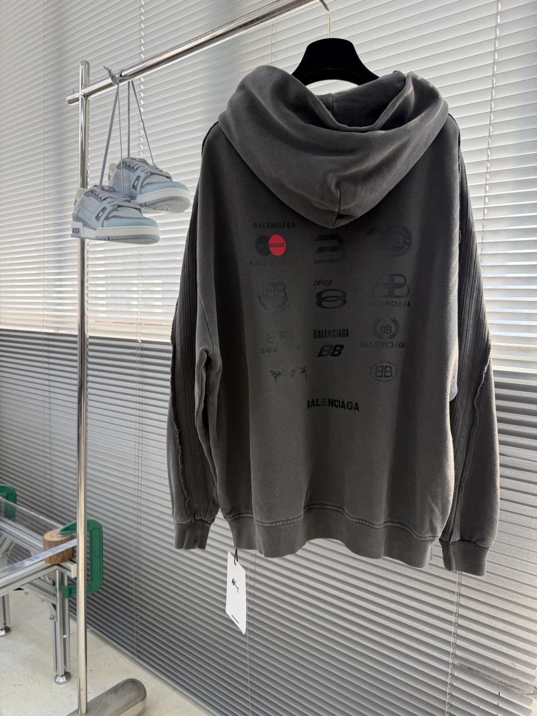 -Balenciag    后背多标印花细节拉链帽衫 复古做旧洗水 纯棉高克重材质 大毛圈材质，手感柔软 质感十足，细节