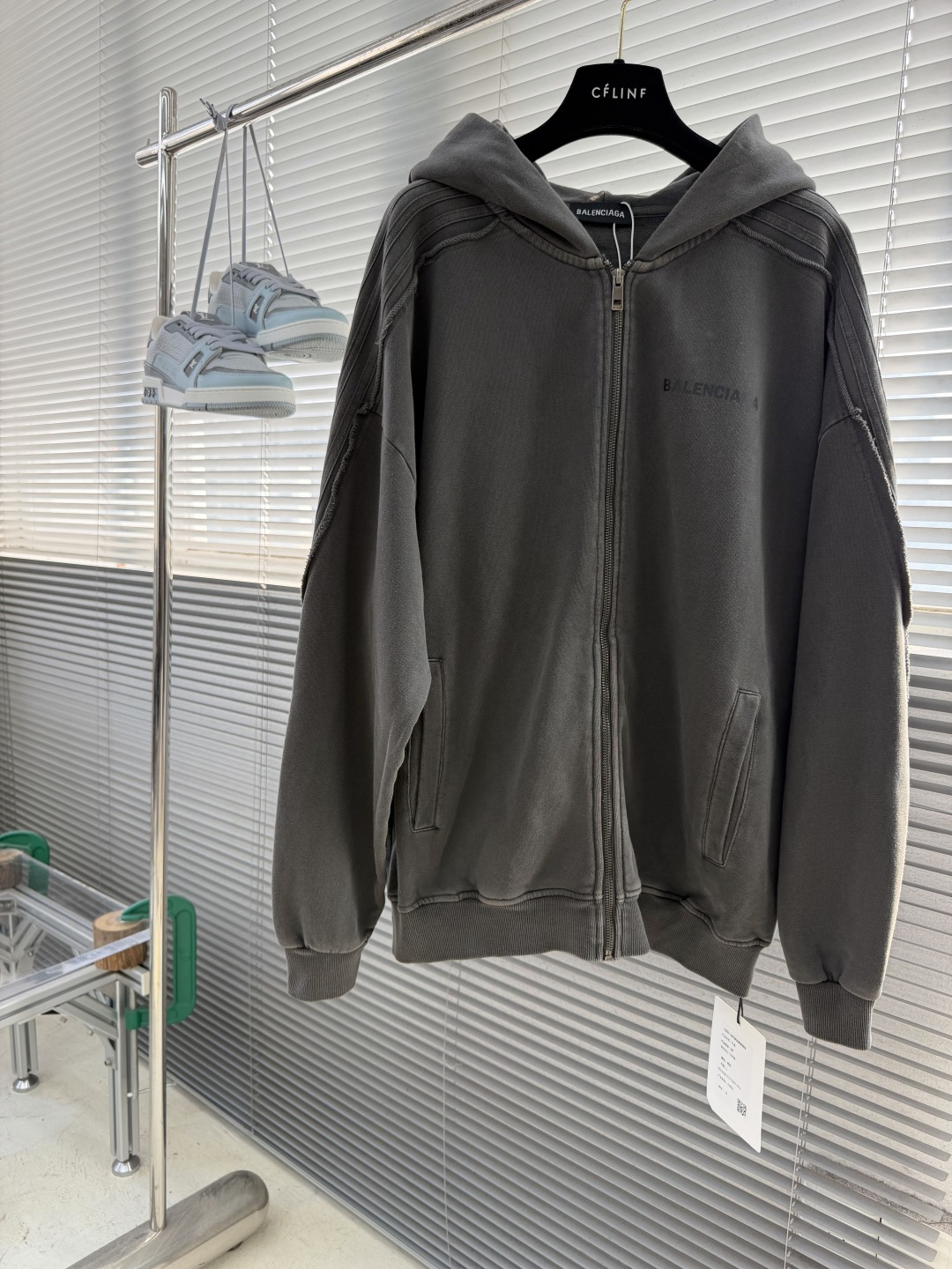 -Balenciag    后背多标印花细节拉链帽衫 复古做旧洗水 纯棉高克重材质 大毛圈材质，手感柔软 质感十足，细节