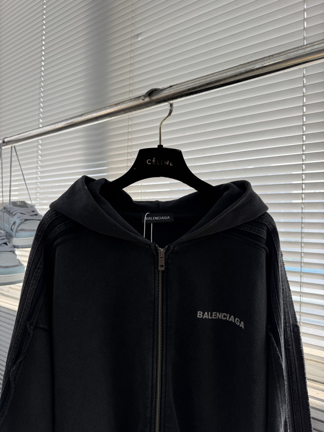 -Balenciag    后背多标印花细节拉链帽衫 复古做旧洗水 纯棉高克重材质 大毛圈材质，手感柔软 质感十足，细节