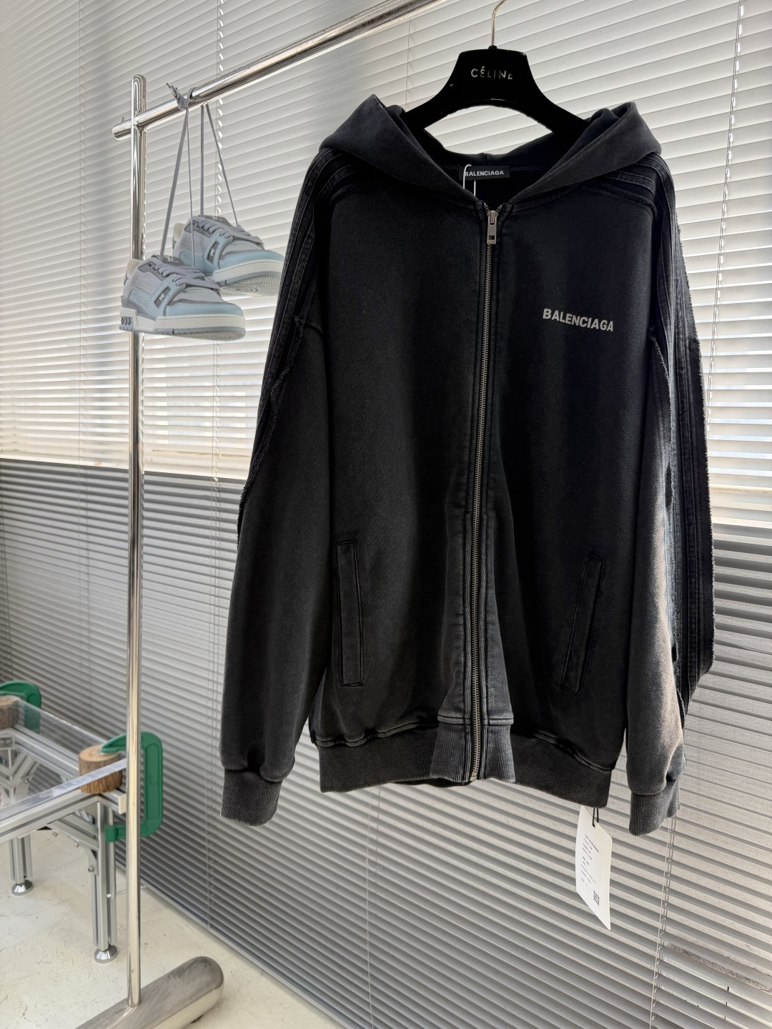 -Balenciag    后背多标印花细节拉链帽衫 复古做旧洗水 纯棉高克重材质 大毛圈材质，手感柔软 质感十足，细节