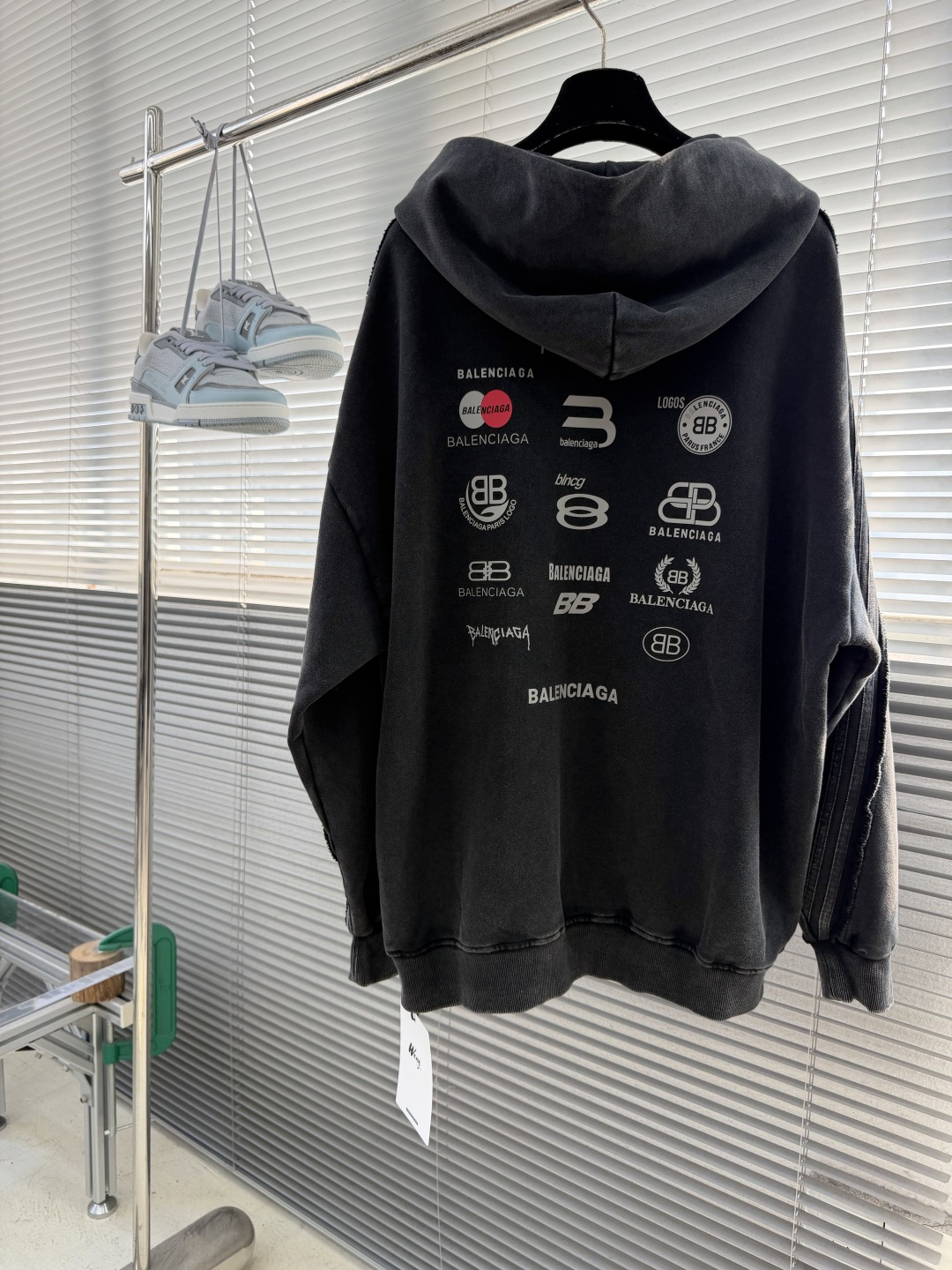 -Balenciag    后背多标印花细节拉链帽衫 复古做旧洗水 纯棉高克重材质 大毛圈材质，手感柔软 质感十足，细节