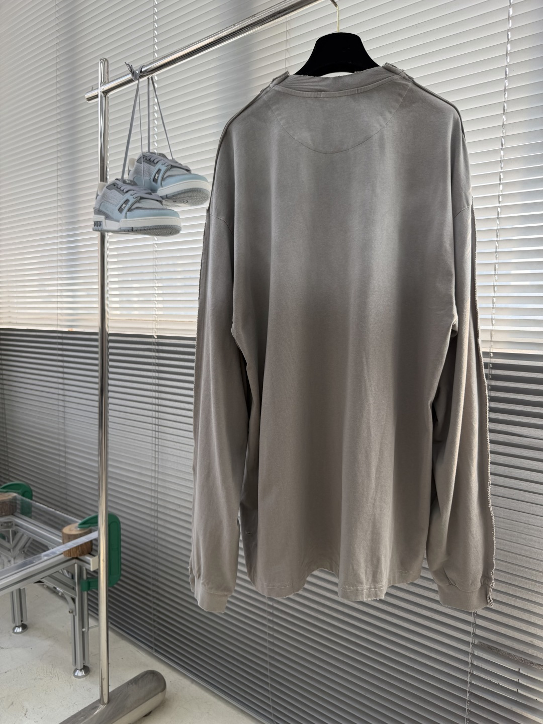 -Balenciag 字母印花细节休闲长T 纯棉超软手感,上身舒适 复古做旧洗水色😍 搭配立体剪裁反面设计 小骨 -Balenciag 字母印花细节休闲长T 纯棉超软手感,上身舒适 复古做旧洗水色😍 搭配立体剪裁反面设计 小骨