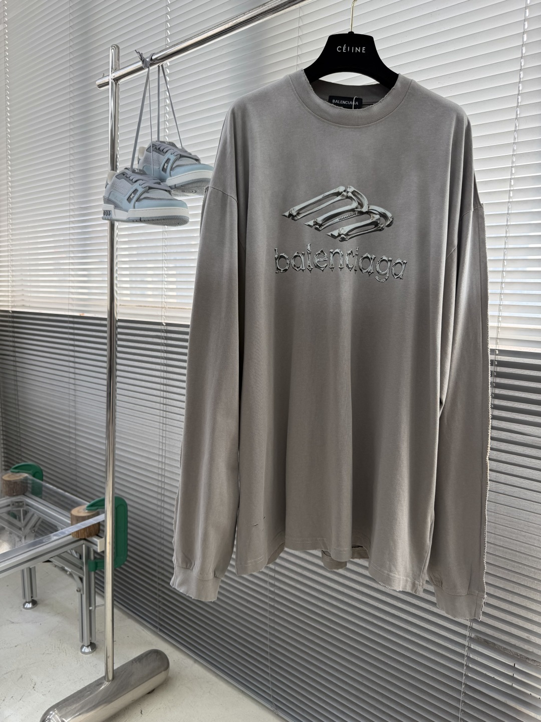 -Balenciag     字母印花细节休闲长T 纯棉超软手感，上身舒适 复古做旧洗水色😍 搭配立体剪裁反面设计 小骨