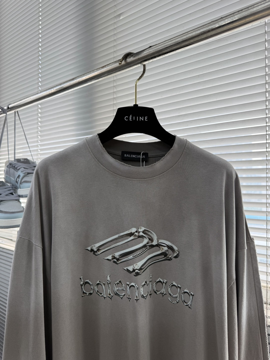 -Balenciag 字母印花细节休闲长T 纯棉超软手感,上身舒适 复古做旧洗水色😍 搭配立体剪裁反面设计 小骨 -Balenciag 字母印花细节休闲长T 纯棉超软手感,上身舒适 复古做旧洗水色😍 搭配立体剪裁反面设计 小骨