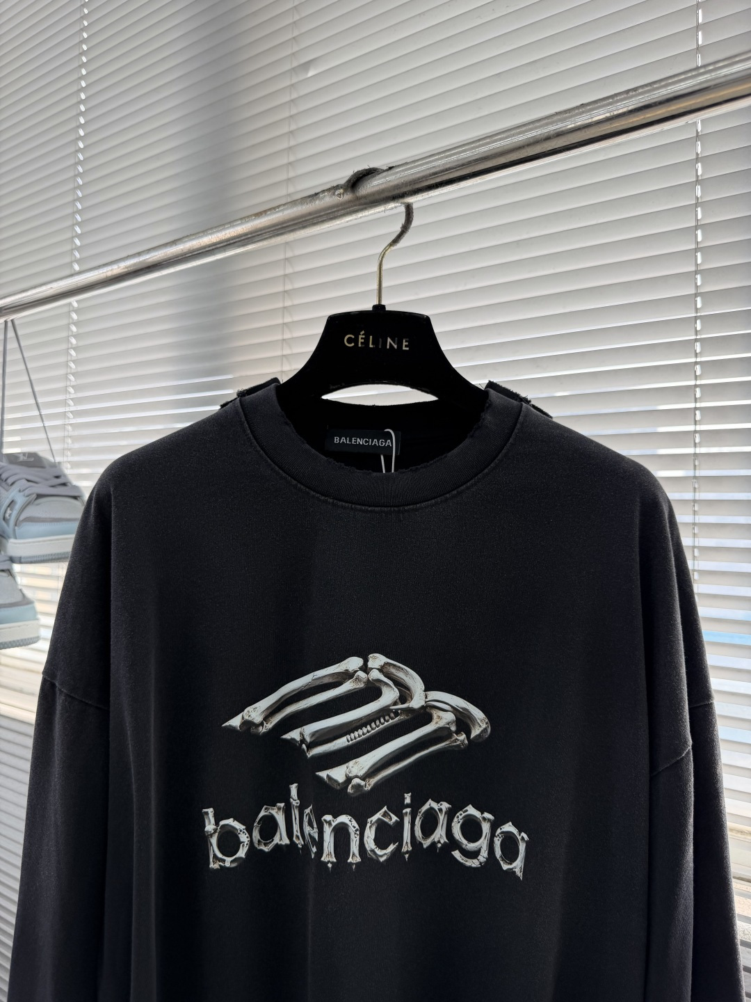 -Balenciag 字母印花细节休闲长T 纯棉超软手感,上身舒适 复古做旧洗水色😍 搭配立体剪裁反面设计 小骨 -Balenciag 字母印花细节休闲长T 纯棉超软手感,上身舒适 复古做旧洗水色😍 搭配立体剪裁反面设计 小骨