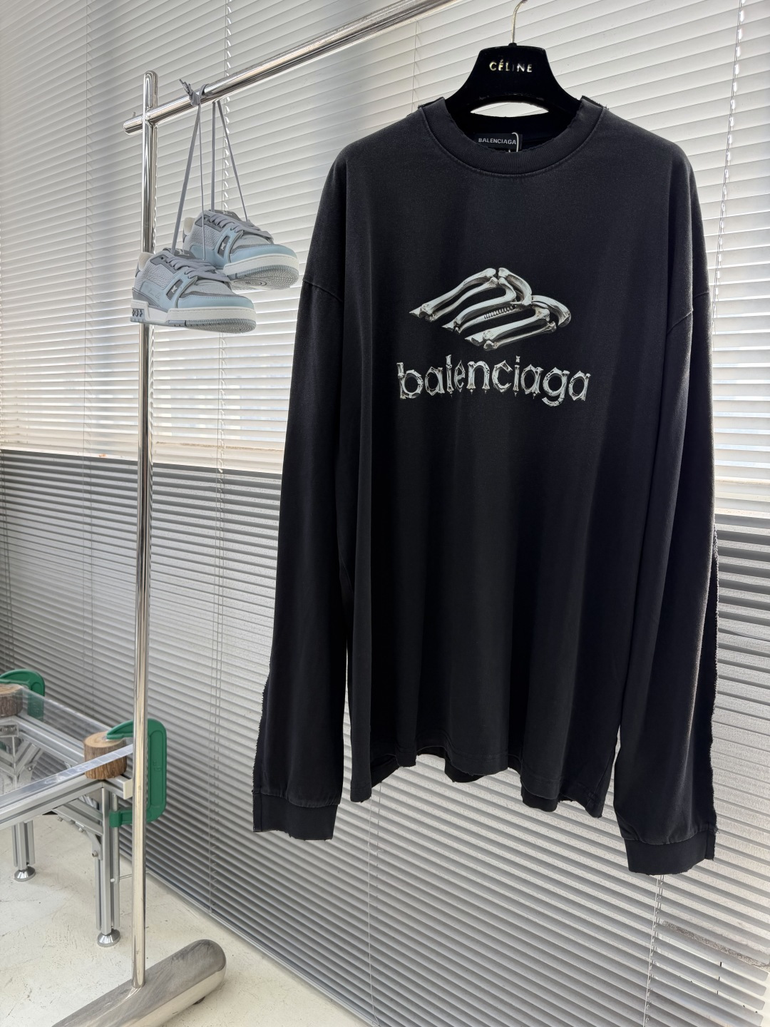 -Balenciag     字母印花细节休闲长T 纯棉超软手感，上身舒适 复古做旧洗水色😍 搭配立体剪裁反面设计 小骨
